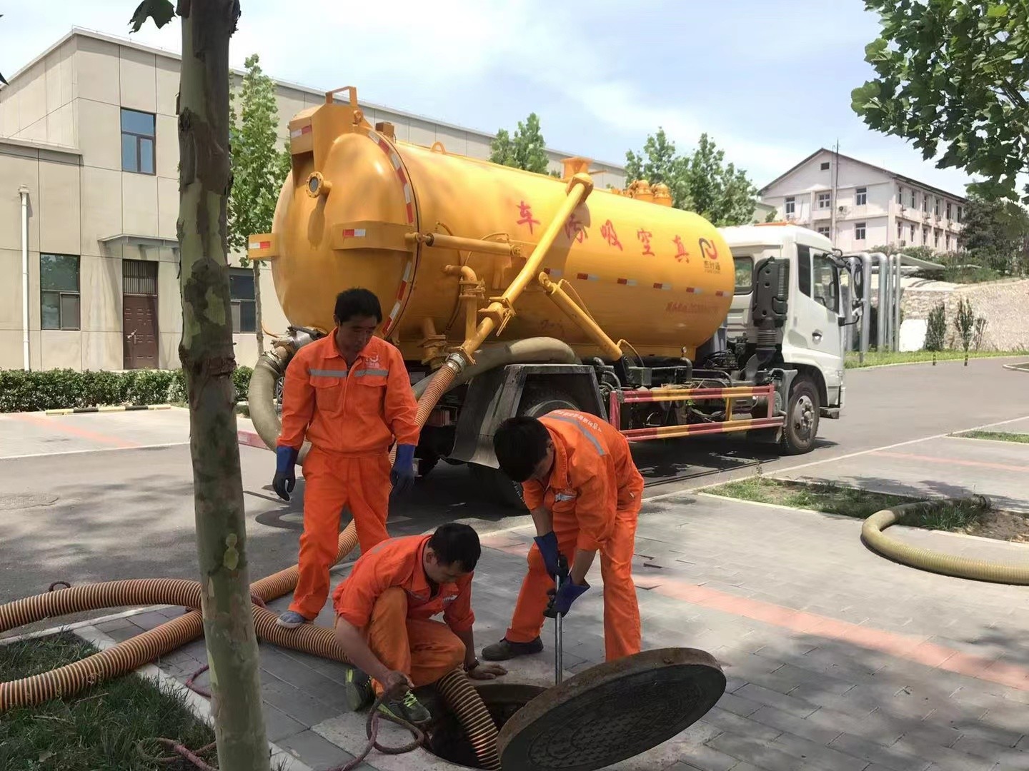 哈巴河管道疏通车停在窨井附近